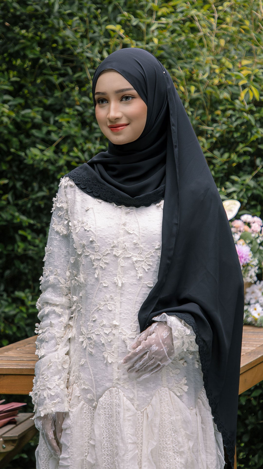 Baesic Sulam Melur Shawl in Black