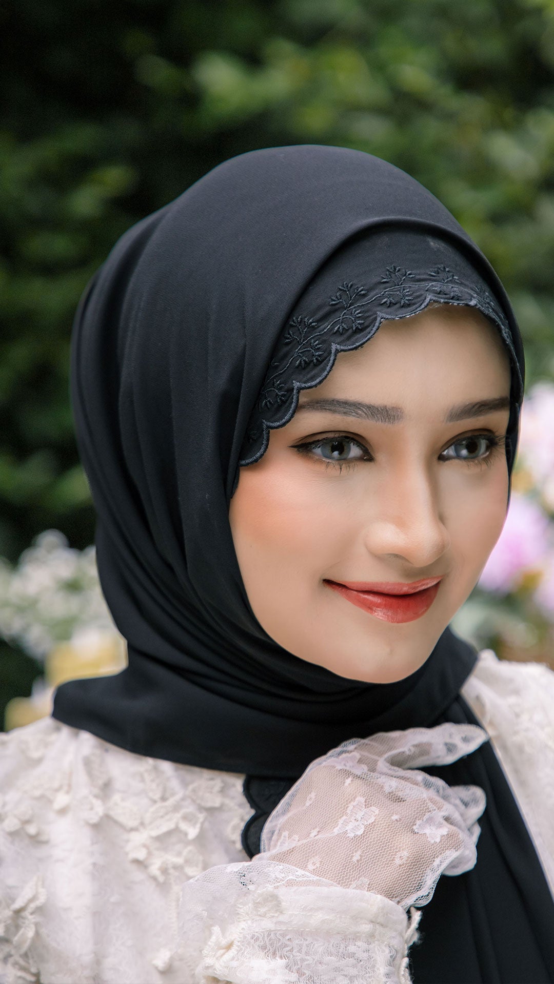 Baesic Sulam Melur Shawl in Black