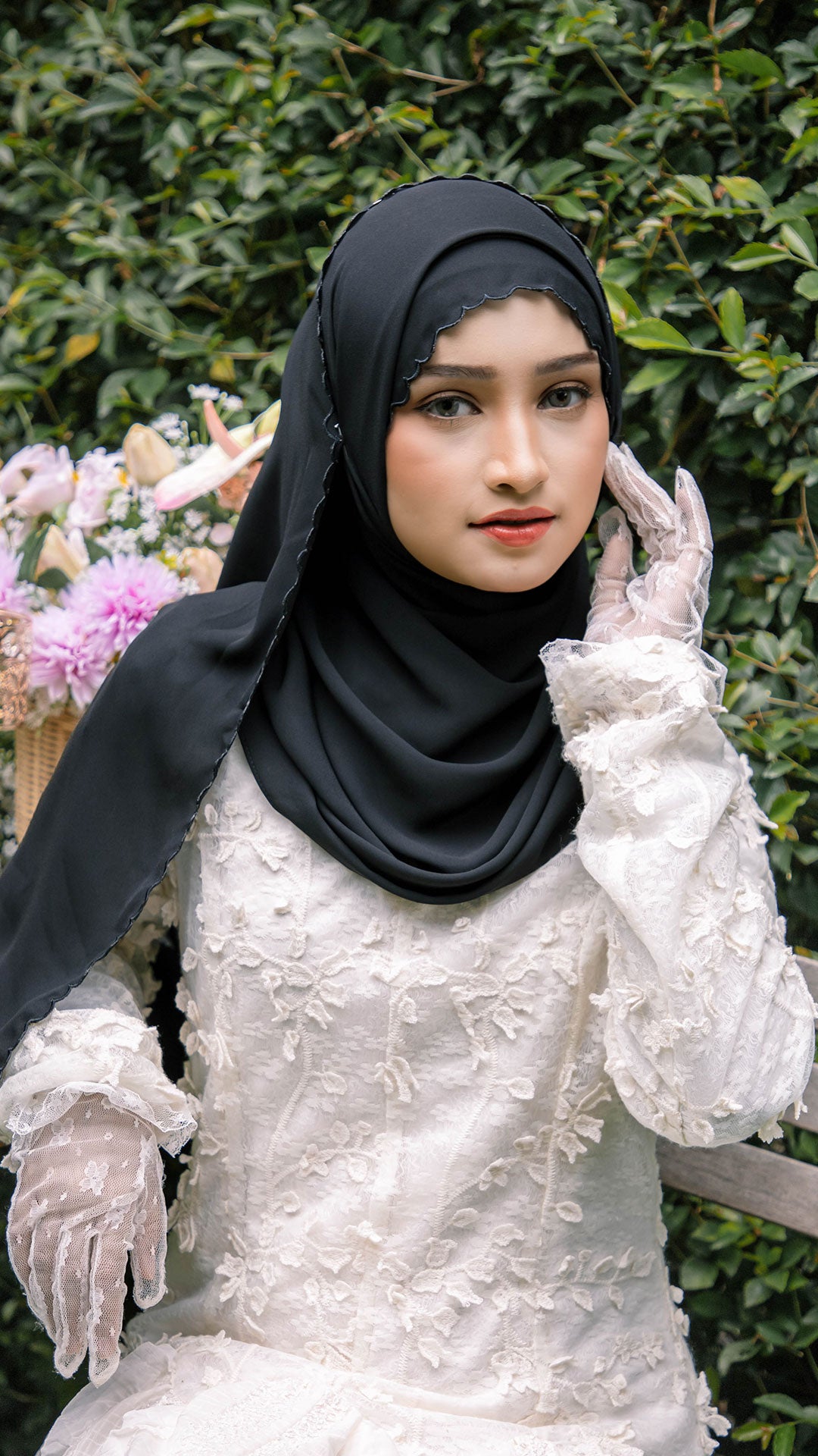 Baesic Sulam Teratai Shawl in Black