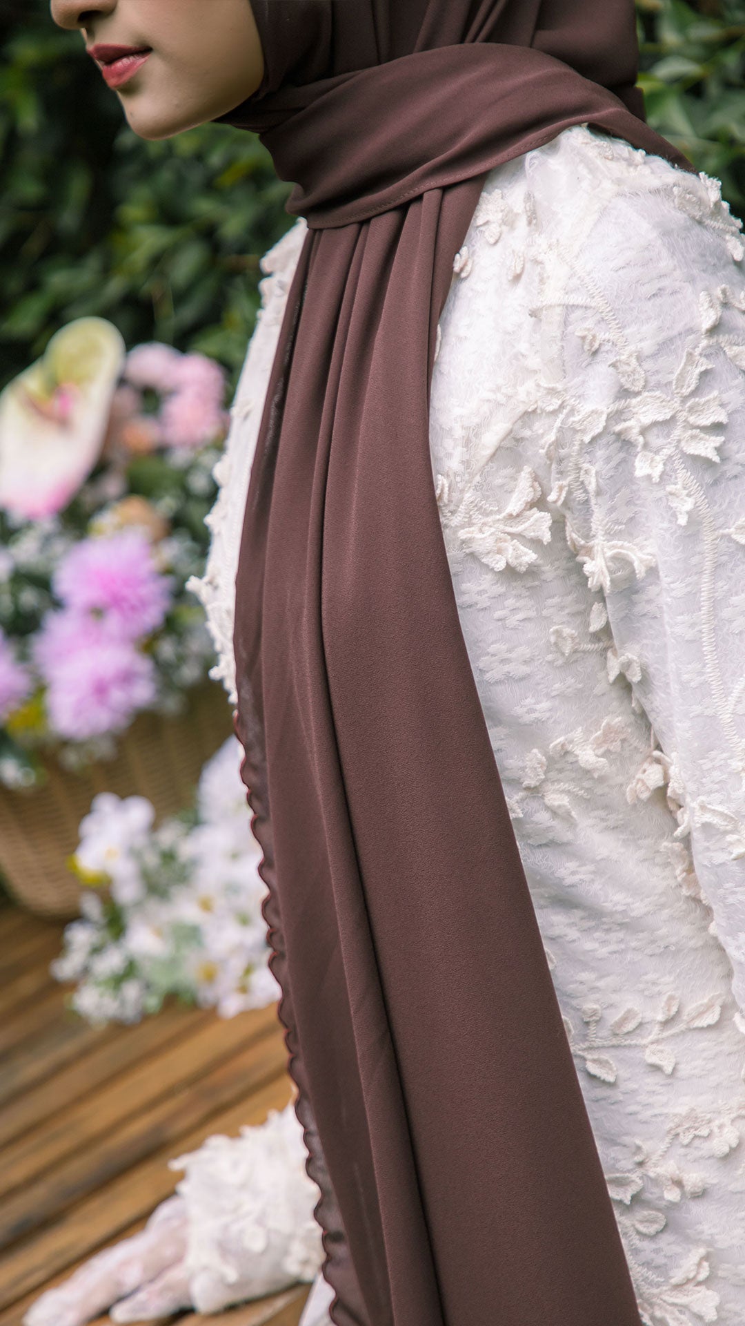 Baesic Sulam Teratai Shawl in Chocolate